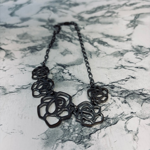 Elegant Silver Rose Necklace Y2K - Picture 6 of 7